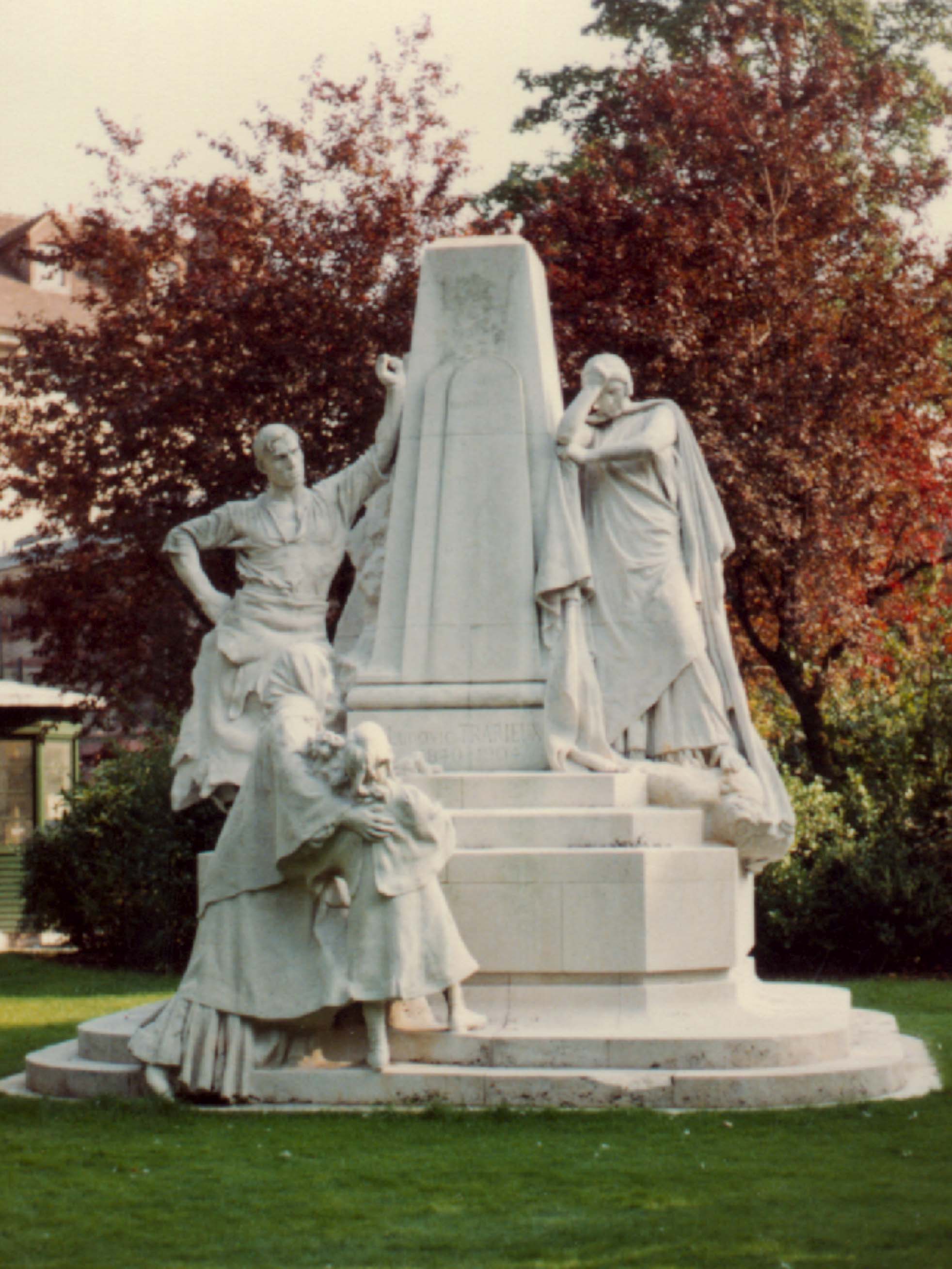 Paris, le Monument  la mmoire de Ludovic Trarieux, Place Denfert-Rochereau; difi grâce  une souscription de la Ligue des Droits de l'Homme par le scupteur J.Boucher